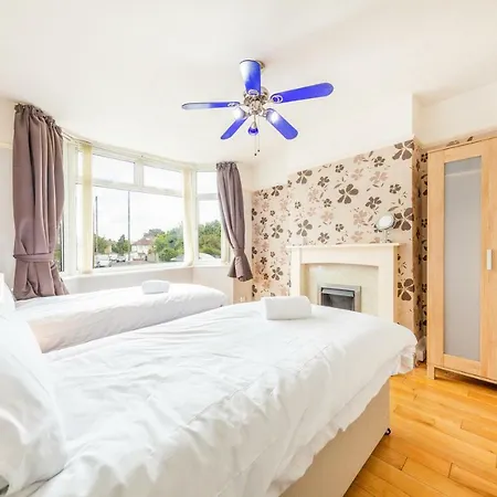 Big House In Filton - Sleeps Up To 7! بريستول