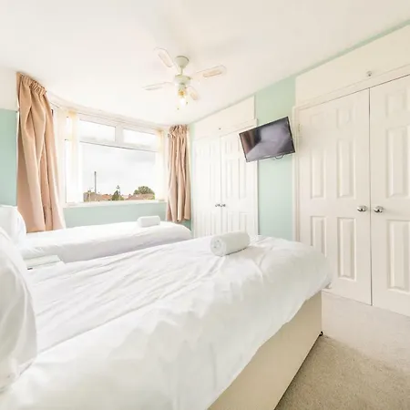 Big House In Filton - Sleeps Up To 7!