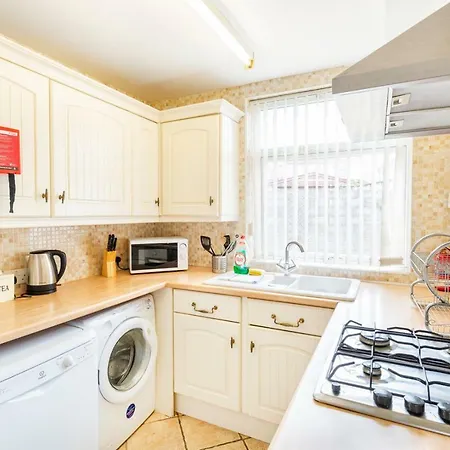 Big House In Filton - Sleeps Up To 7!