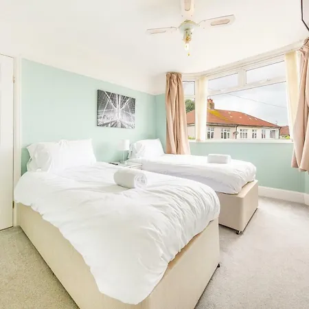 Big House In Filton - Sleeps Up To 7! بيت للعطل